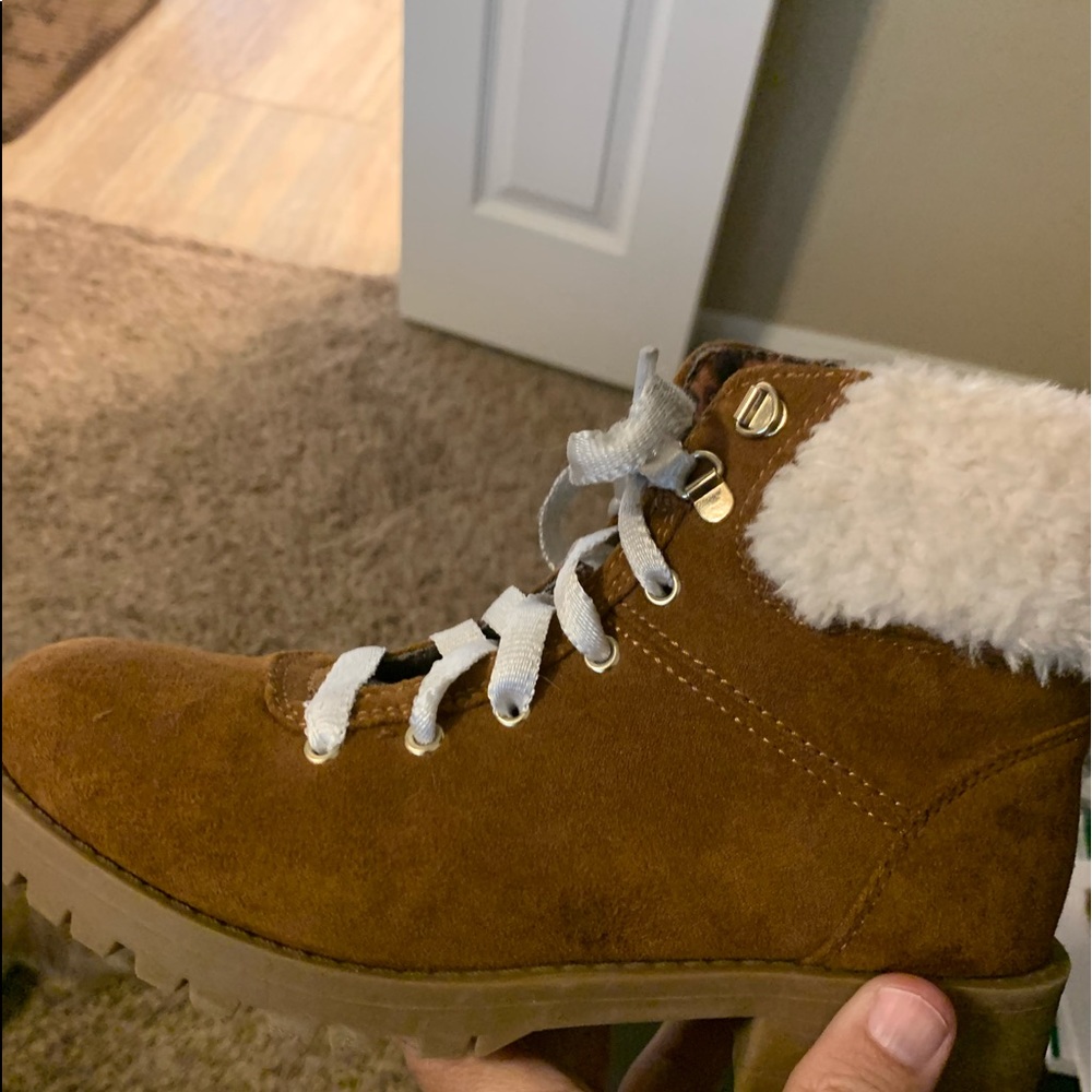 Girls’ boots with fleece collar and zipper!